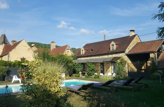 Noëmie's house near Sarlat, charm and heated pool.