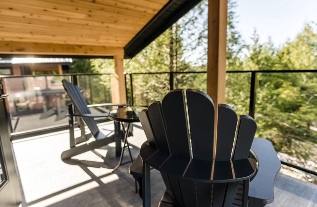 Nootka Cabin-Couples Getaway, Modern I OD Shower