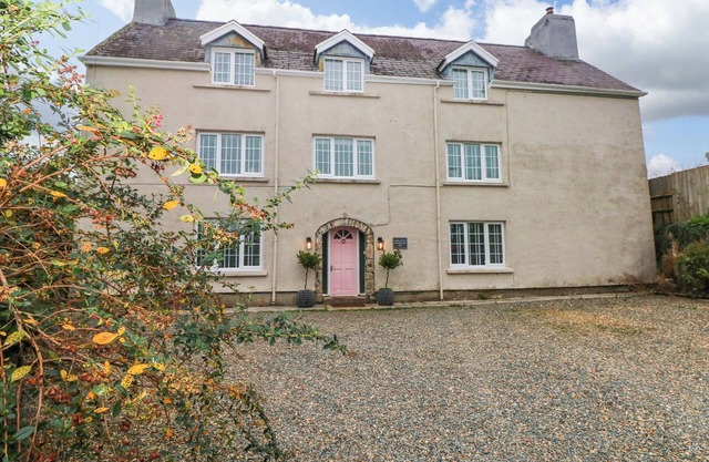 NORCHARD FARM HOUSE, pet friendly, with hot tub in St Florence