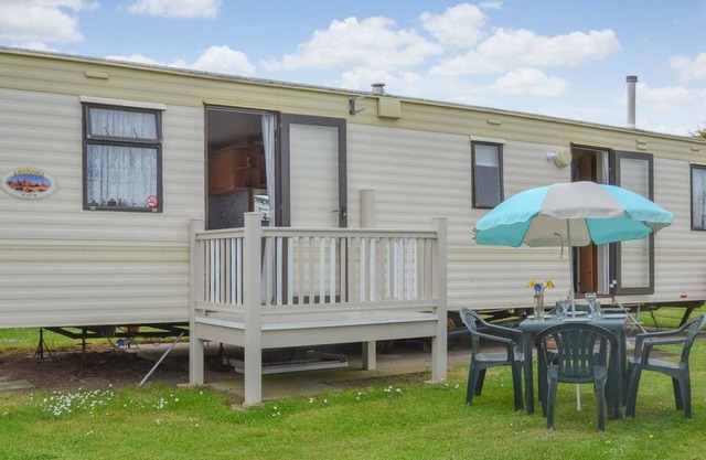 Norfolk Poppy Caravan - Sleeps 4 with Free WiFi and SKY TV.