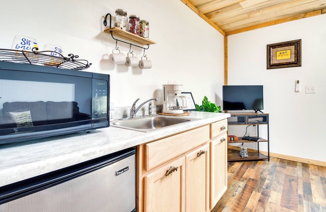 Norfork Studio Escape: Walk to White River!