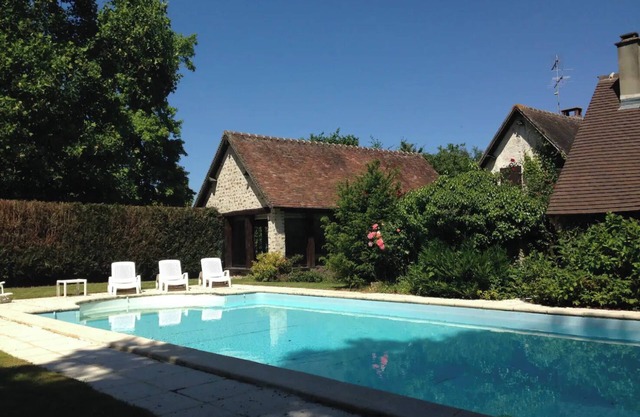 Normandy, 1h15 from Paris - 2 hectares of parkland - Tennis court, swimming pool and Jacuzzi
