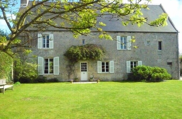 Normandy DDay site - Omaha beach 800m - Renovated 17th century cottage - large enclosed garden