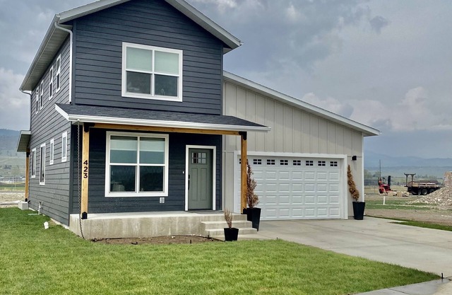 North 40 Farmhouse with Game Garage!