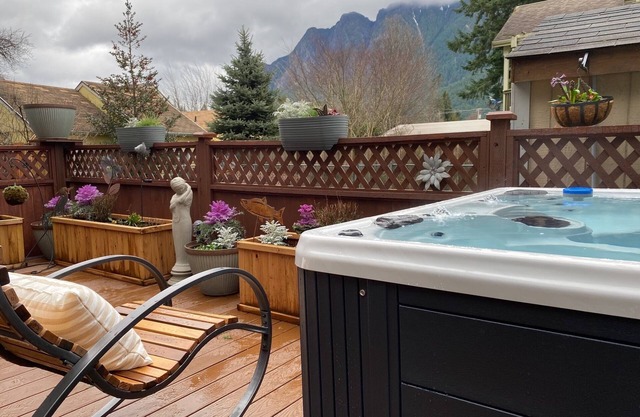 North Bend Escapes Downtown Cottage and Suite - 2 Hot Tubs, Steps to Downtown