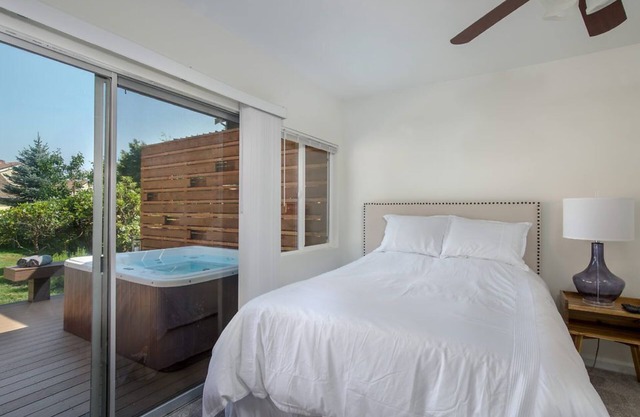North Bend Escapes North Bend Downtown Suite with private back yard, hot tub.