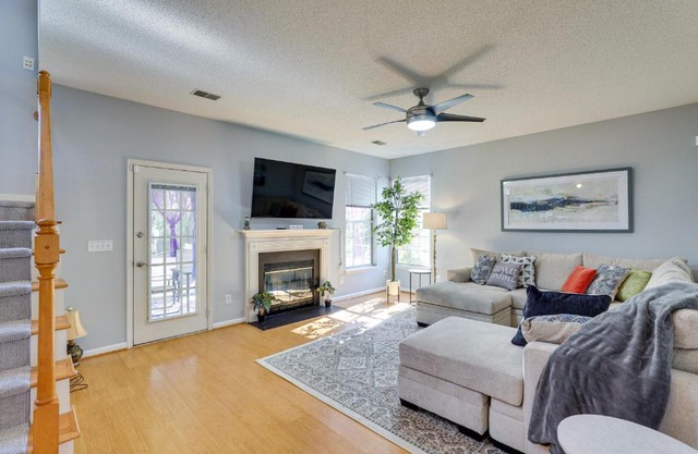 North Charleston Home Near Shopping and Dining!