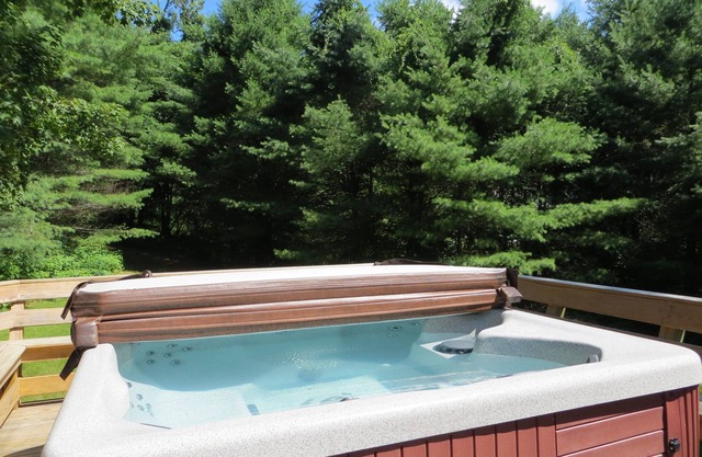 North Conway! Mins to 3 Ski Resorts Sleeps 22 with 9 bedrooms & outdoor Hot Tub!