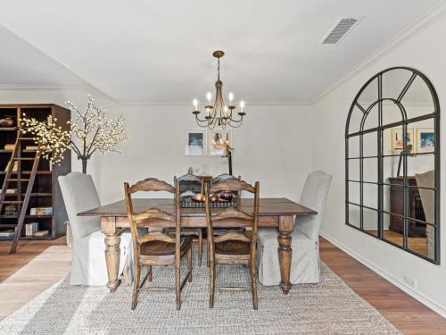 North Dallas Retreat - 3 BR - Spacious Backyard