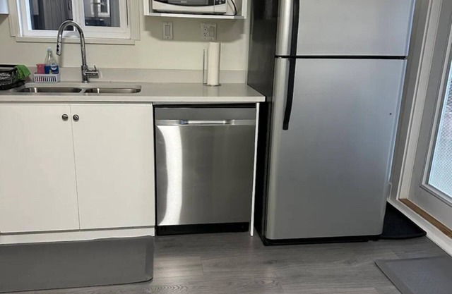 North delta guest suite with kitchen