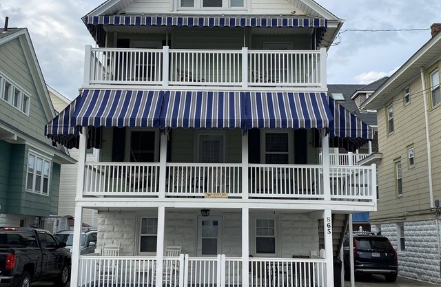 North End Garden Apt w/fabulous porch. 2 beds, 1 bath. 10 houses to the beach.