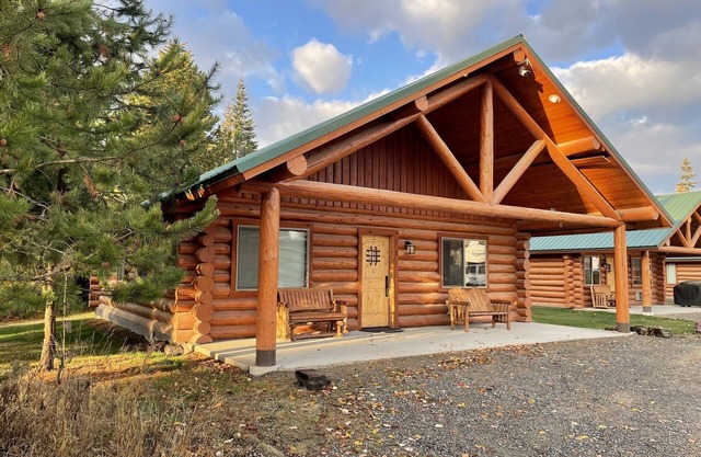North Idaho Log Cabin Retreat – 2BD/2BA with Full Kitchen + King Bed