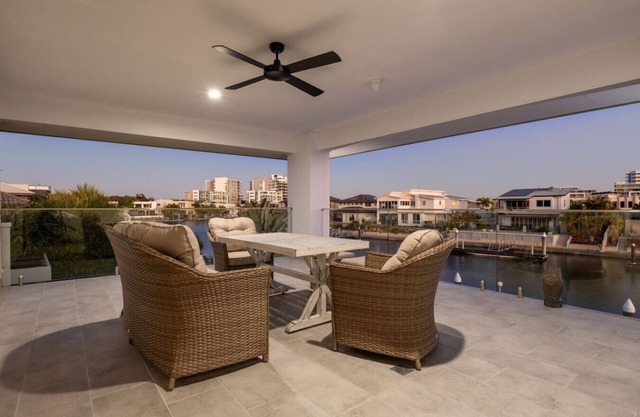North Quay Waterfront Family Holiday Home + Pool