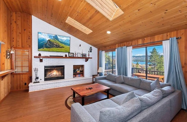 North Shore Chalet | Lake View + Spa + Game Rooms!