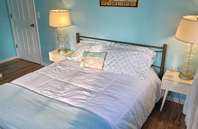 North Shore 3 Bedroom Ocean View walking distance to Waimea Beach with AC,