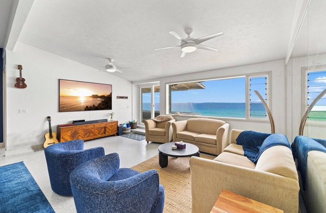 North Shore Beach House w/AC, Parking, WIFI, King Beds.