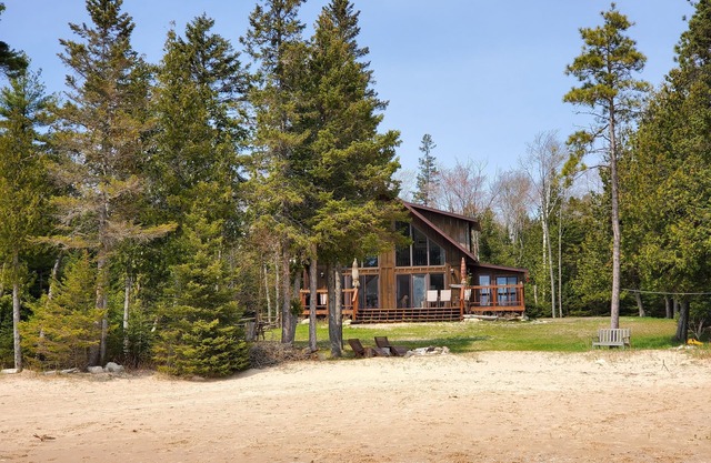 North Shore Retreat: Golden Leaves & Crisp Breezes – Fall in Love with the U.P