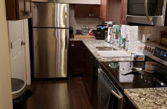 North Side Save 30 min driving to sites 5 min to bus stop Basement Studio.