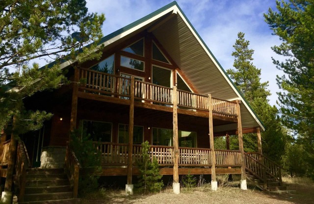 North Star Lodge* Hot Tub, 7Br, 4Ba, Wifi, Satellite Tv, 30 Miles to Yellowstone