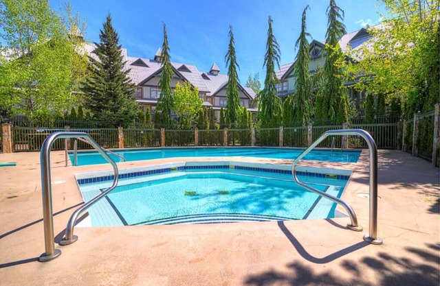North Star, Whistler Village with pool. 6 days rental 7th day free. March open!