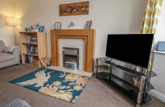 NORTH TERRACE, pet friendly, character holiday cottage in Loftus