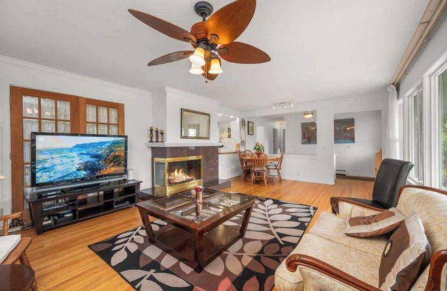 North Van 3BR Main Home Suite Hot Tub , Sunroom & Deck