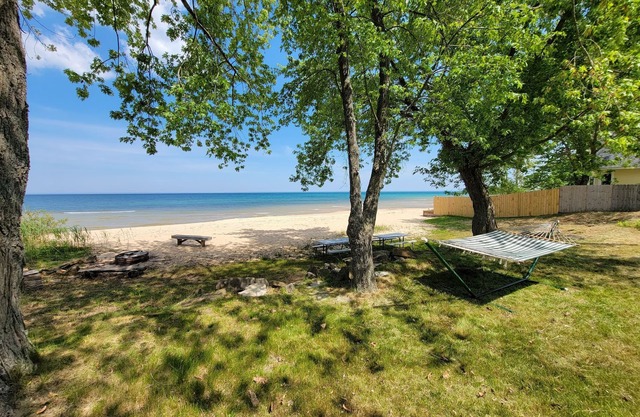 Northern Air - Cozy Cottage on beautiful Lake Huron in Oscoda, MI