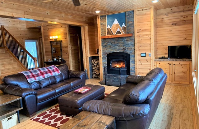 Northern Comfort Overlooking Caribou Lake- Spacious and Secluded