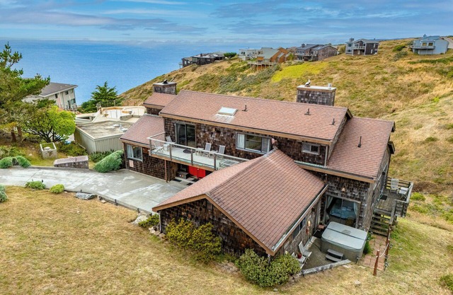 Northern Lights: 4min to Beach! LRG&FUN Family Beach Retreat! HtTb/GmRm/WiFi