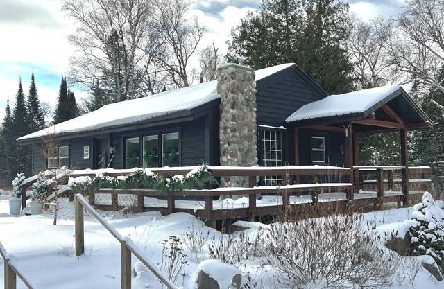 NORTHERN LIGHTS! Attractive Year-Round Beach House on Lake Superior.