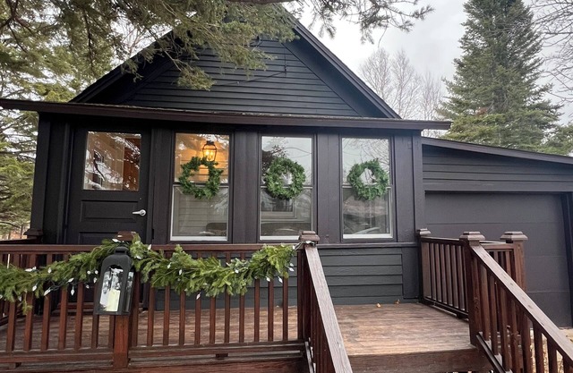 NORTHERN LIGHTS! Historic Storybook Beach Cottage at Tamarack Waterworks