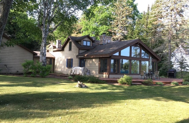 Northern Michigan Lakeside Family Retreat - sleeps 12