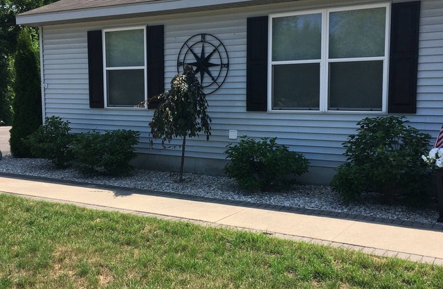 Northern Retreat - Downtown Elk Rapids, nearby Traverse City and Flint Fields!