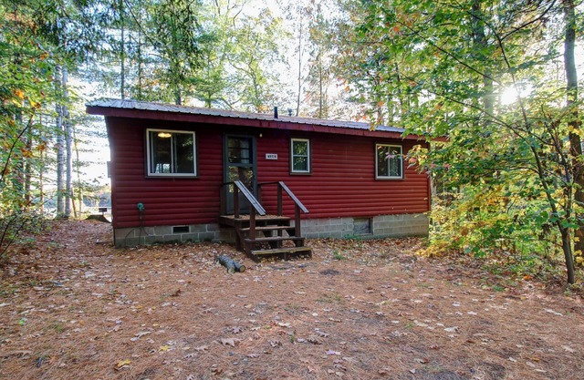 Northern Wisconsin, Lakeside Cabin w/private dock. Family & Pet Friendly!