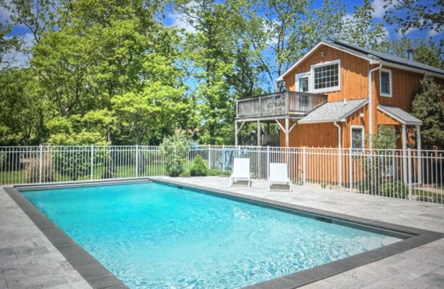 NORTHFORK COTTAGE with POOL & HOT TUB - thru Columbus day