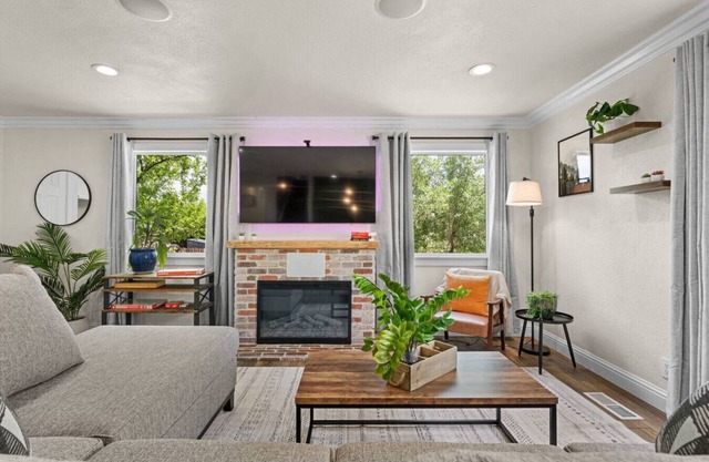 Northwest Garden w/Spa Bath Gym Fire Pit & Views
