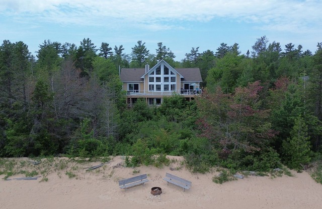 Northwoods Beach House: Splash into Summer – Sandy Beach & Perfect Swimming!