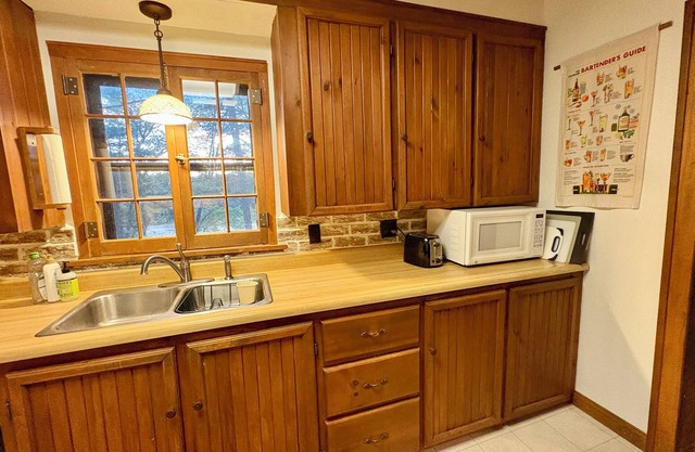 Northwoods Cabin on private lake. Across the street from Waupaca Chain 'O Lakes.