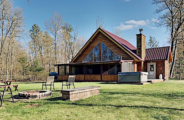 Northwoods Getaway- Private swimming pond, hot tub, & 70 acres of woods