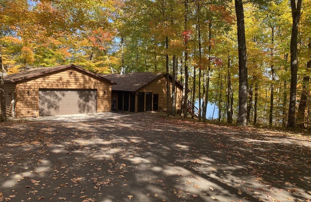 NORTHWOODS LAKEFRONT VACATION HOME, on beautiful Round Lake!
