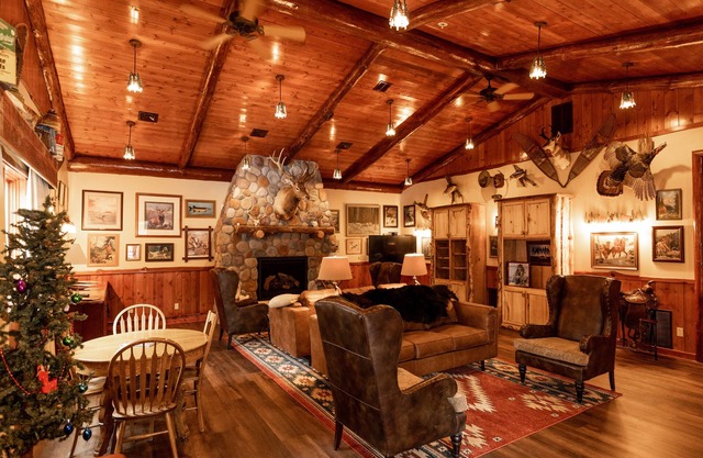 Northwoods Rustic Lodge steps away from Round Lake in Richardson Bay & Pontoon