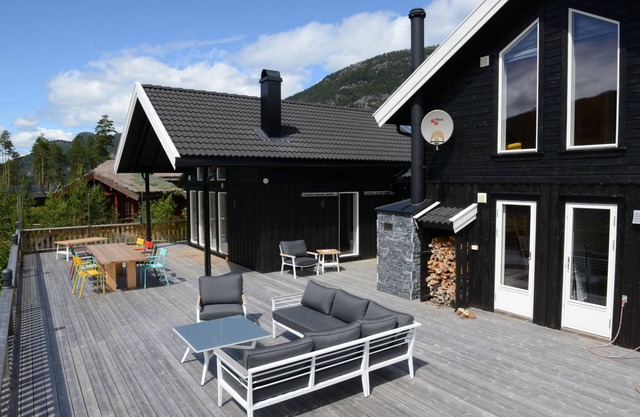 Norwegian holiday home directly on Lake Vravatn and in the middle of nature