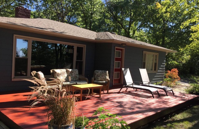 Norwood Cottage on lake Michigan, sleeps 6, dogs welcome