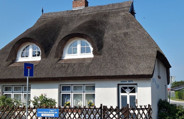 Nostalgia in a romantic holiday home with a thatched roof and fireplace in front of the island of Usedom