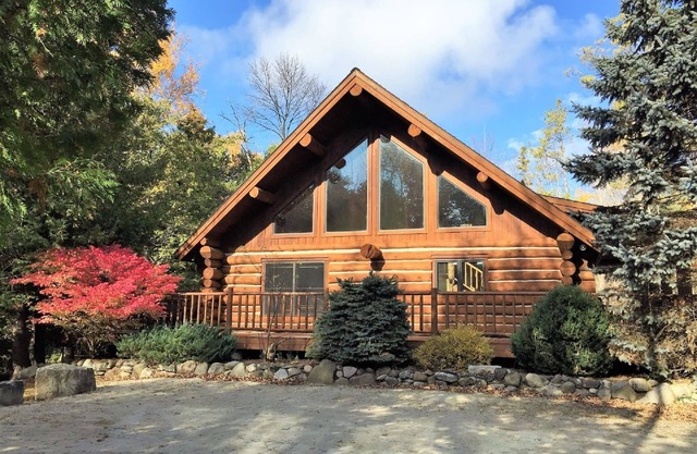 Nostalgic Log Home w/Hot Tub! “The Green Apple Lodge”