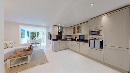 Notting Hill ,5 min walk to Portobello Market