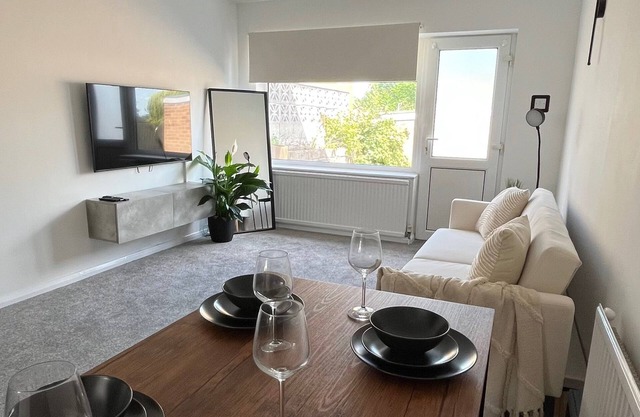 Nottingham 2-bed House, Sleeps 4, Pet Friendly
