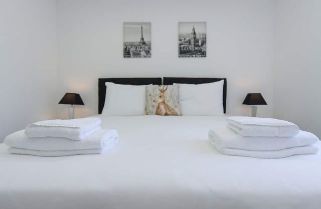 Nottingham 2-BR Apartment w/Parking