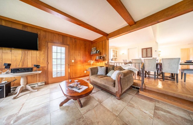 Novelty Retreat: 3 BR 2 Bath Home: woods, King bed