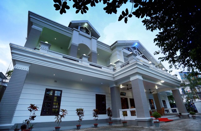 November Inn & Holidays